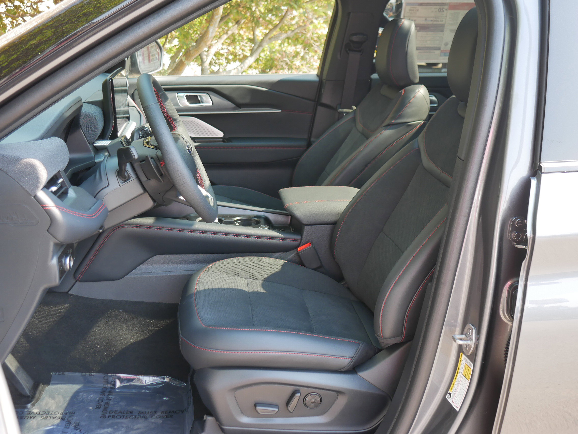 2025 Ford Explorer ST photo 2