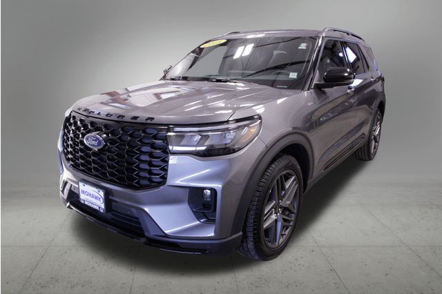 2025 Ford Explorer ST-LINE's photo