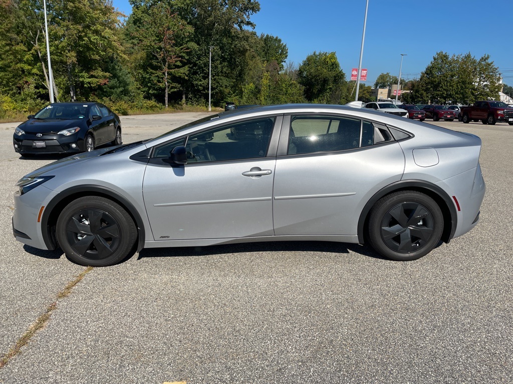 2025 Toyota Prius LE photo 4