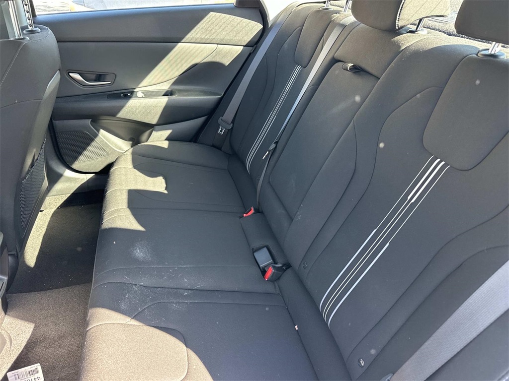 2024 Hyundai Elantra SEL Convenience photo 4