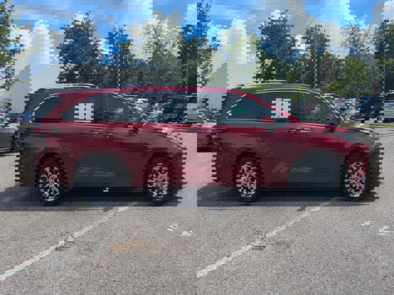 2023 Toyota Sienna Platinum photo 3