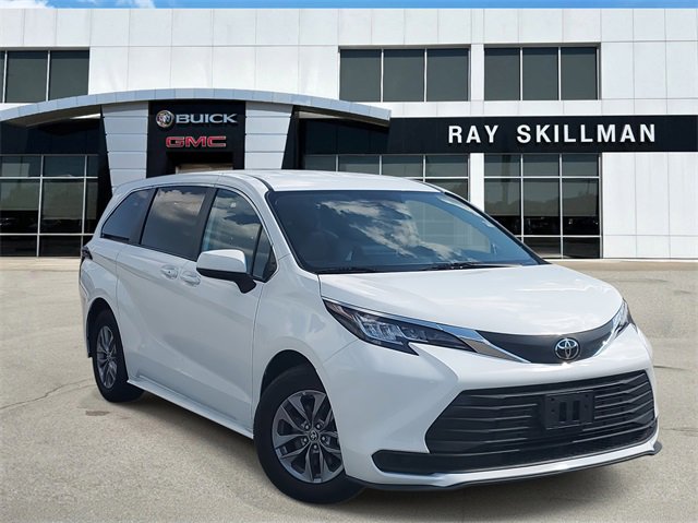 2022 Toyota Sienna LE