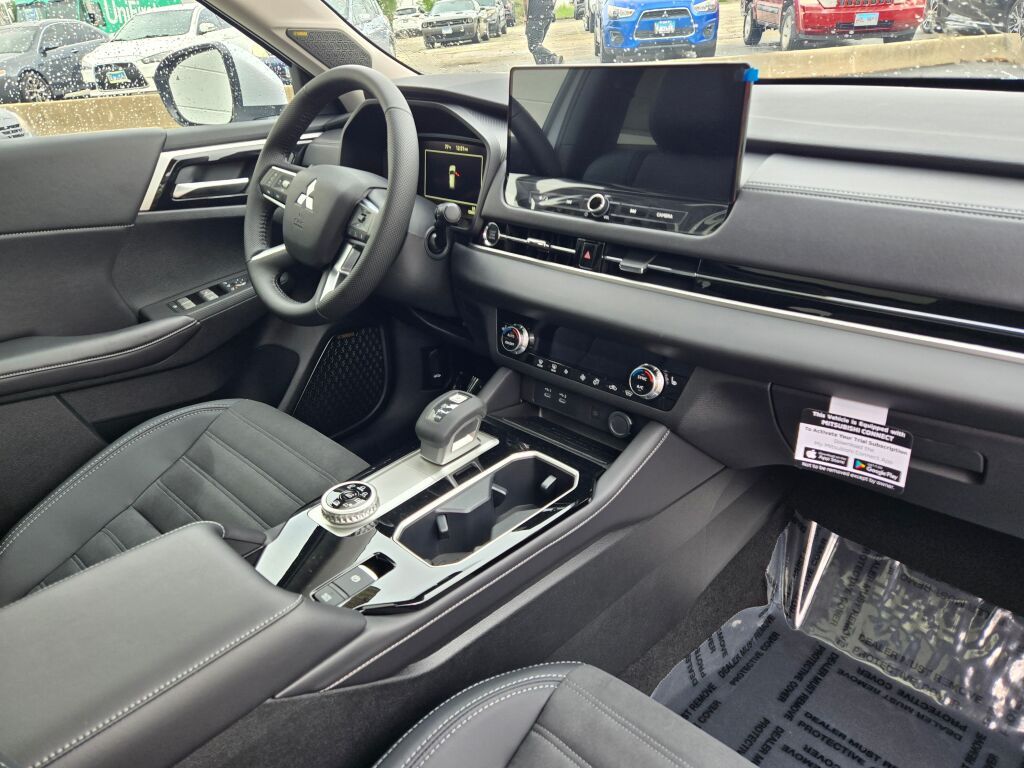 2025 Mitsubishi Outlander SE photo 5