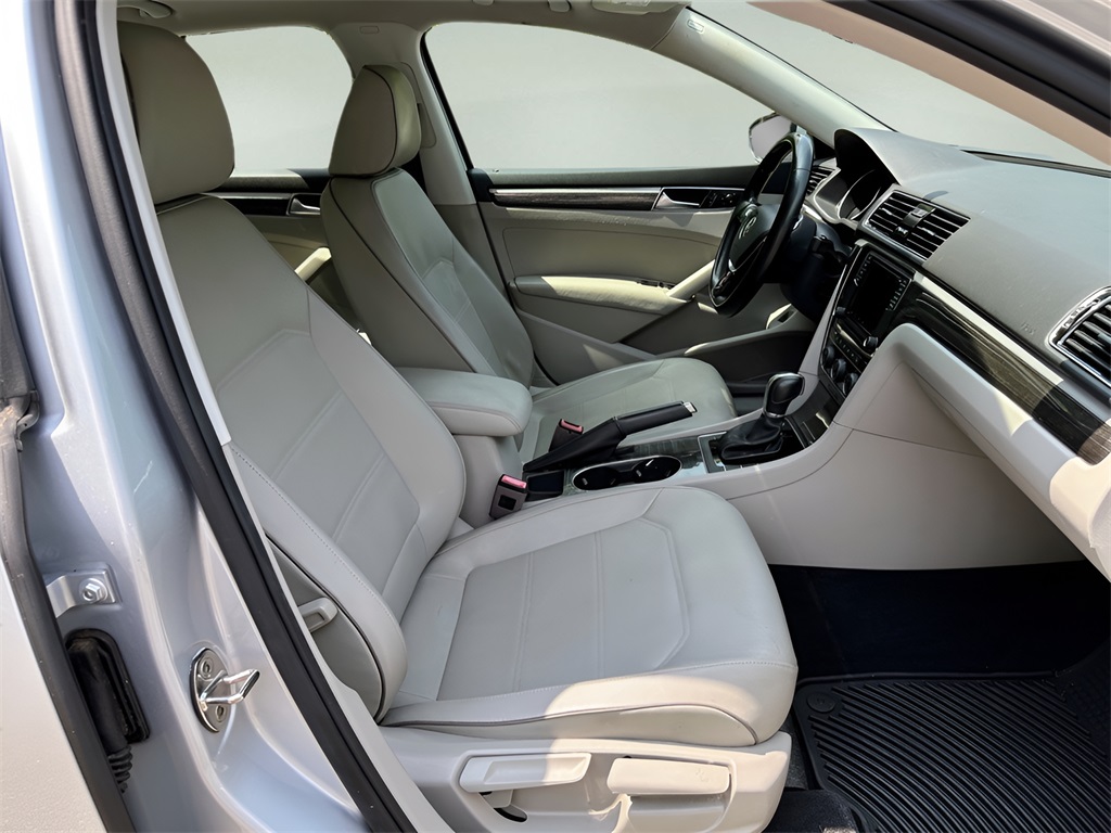 2018 Volkswagen Passat SE photo 25