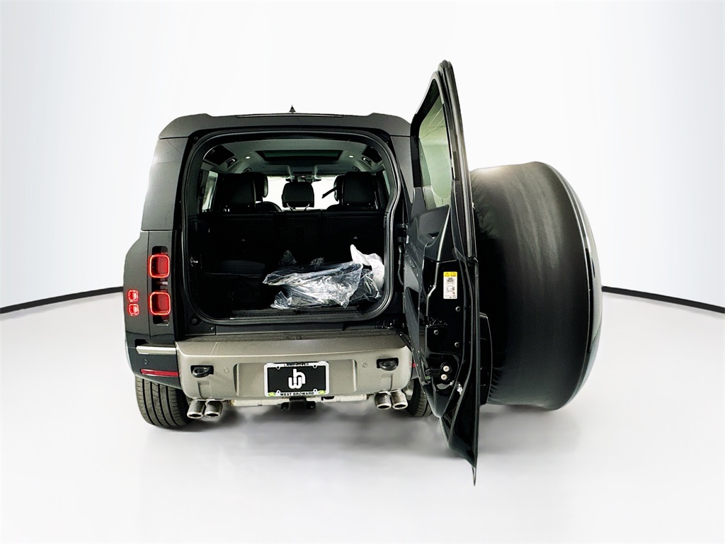2025 Land Rover Defender 110 X-Dynamic SE photo 16