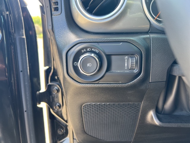 2023 Jeep Wrangler Sahara photo 13