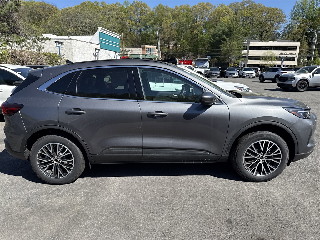 2024 Ford Escape Plug-In Hybrid photo 3