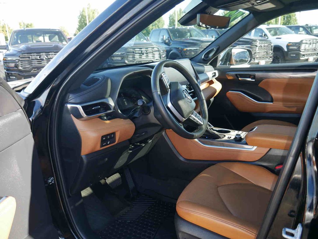 2023 Toyota Highlander LE photo 29