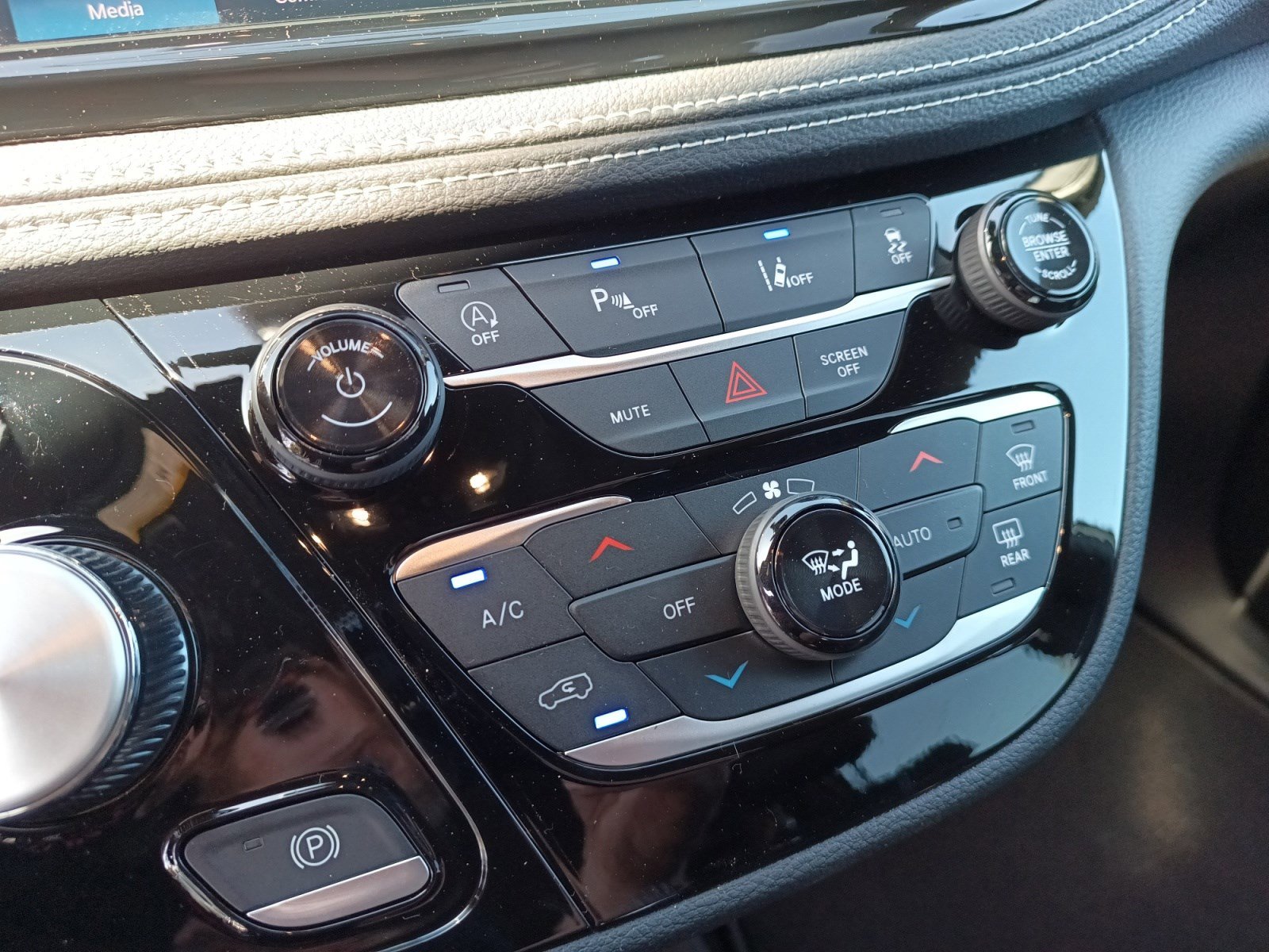 2026 Chrysler Pacifica photo 16