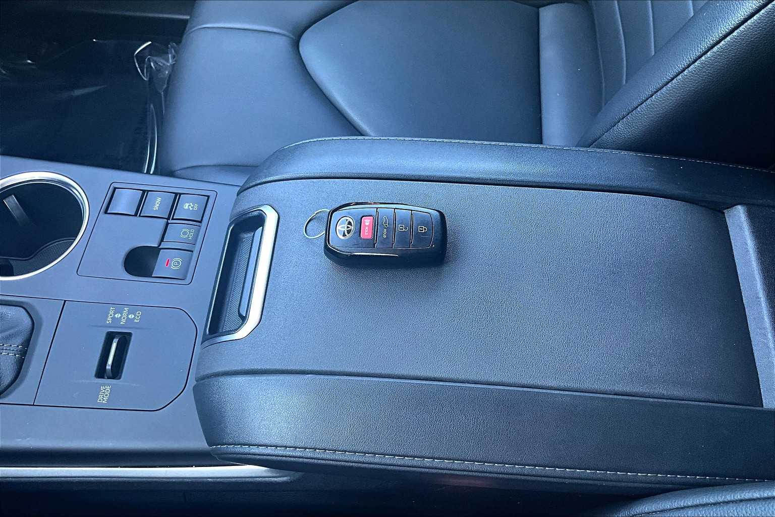 2024 Toyota Highlander XLE photo 14