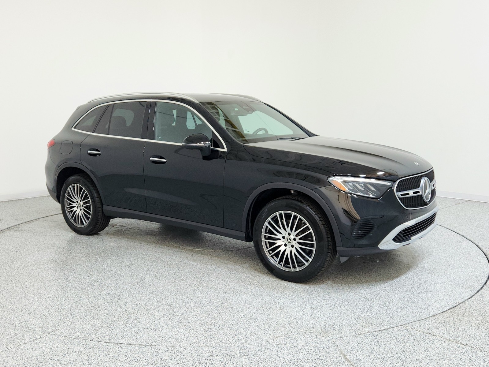 2025 Mercedes Benz GLC 300 photo 2