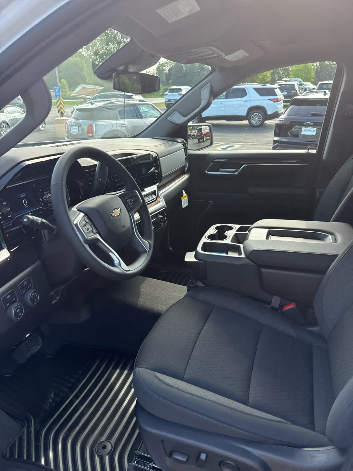 2025 Chevrolet Silverado 1500 LT photo 4