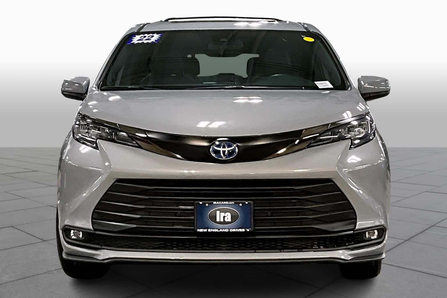 Pre-Owned 2022 Toyota Sienna XLE Woodland Edition Mini-van