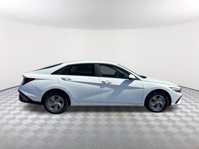 2025 Hyundai Elantra SE photo 4