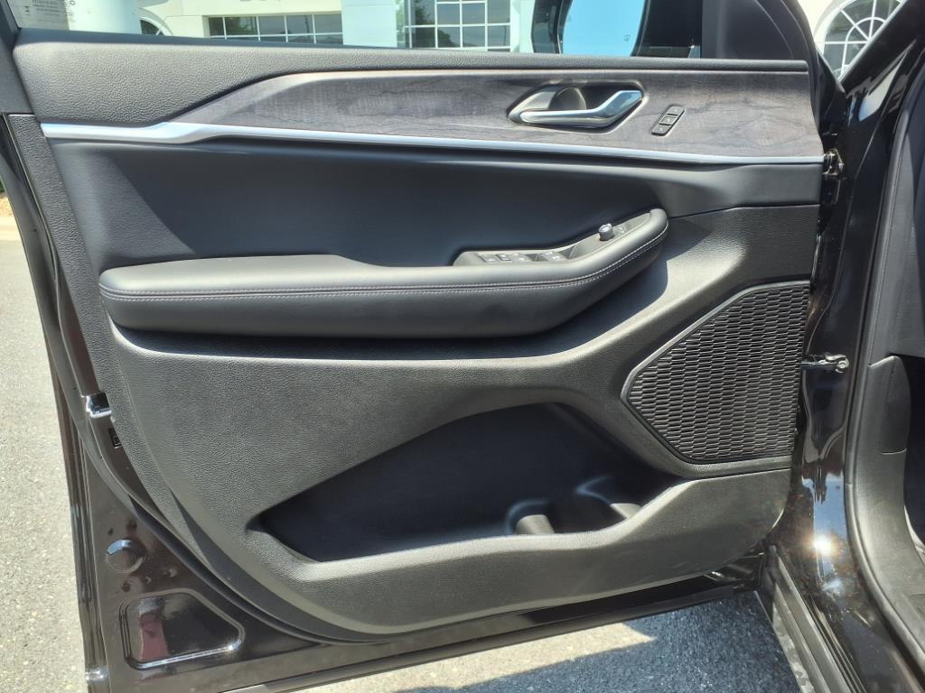 2025 Jeep Grand Cherokee Limited photo 4