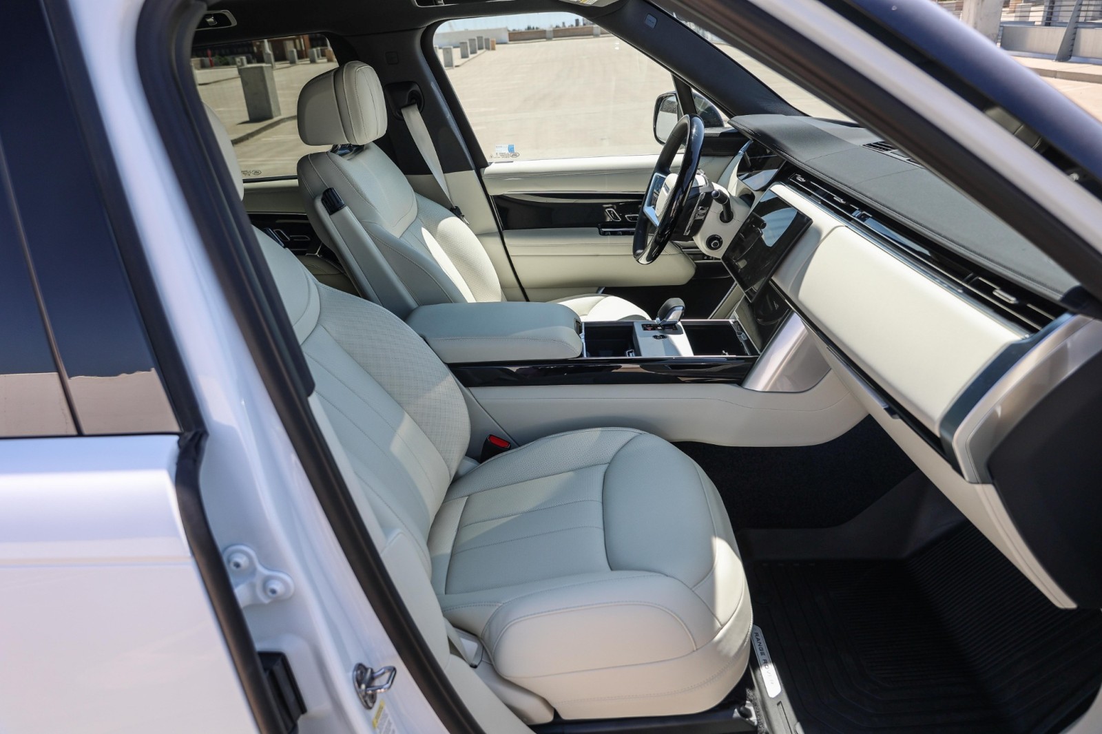 2025 Land Rover Range Rover SE photo 14