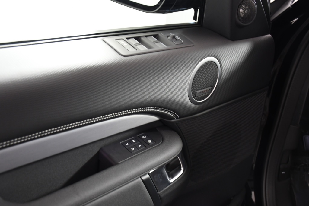 2025 Land Rover Discovery SE photo 12