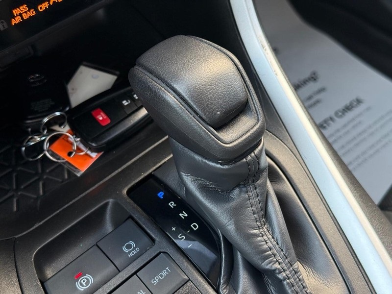 2023 Toyota RAV4 XLE photo 24