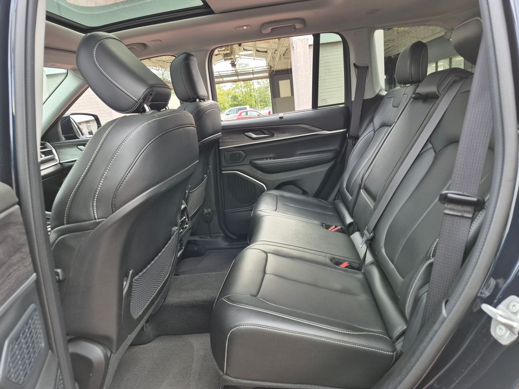 2023 Jeep Grand Cherokee Anniversary Edition photo 12