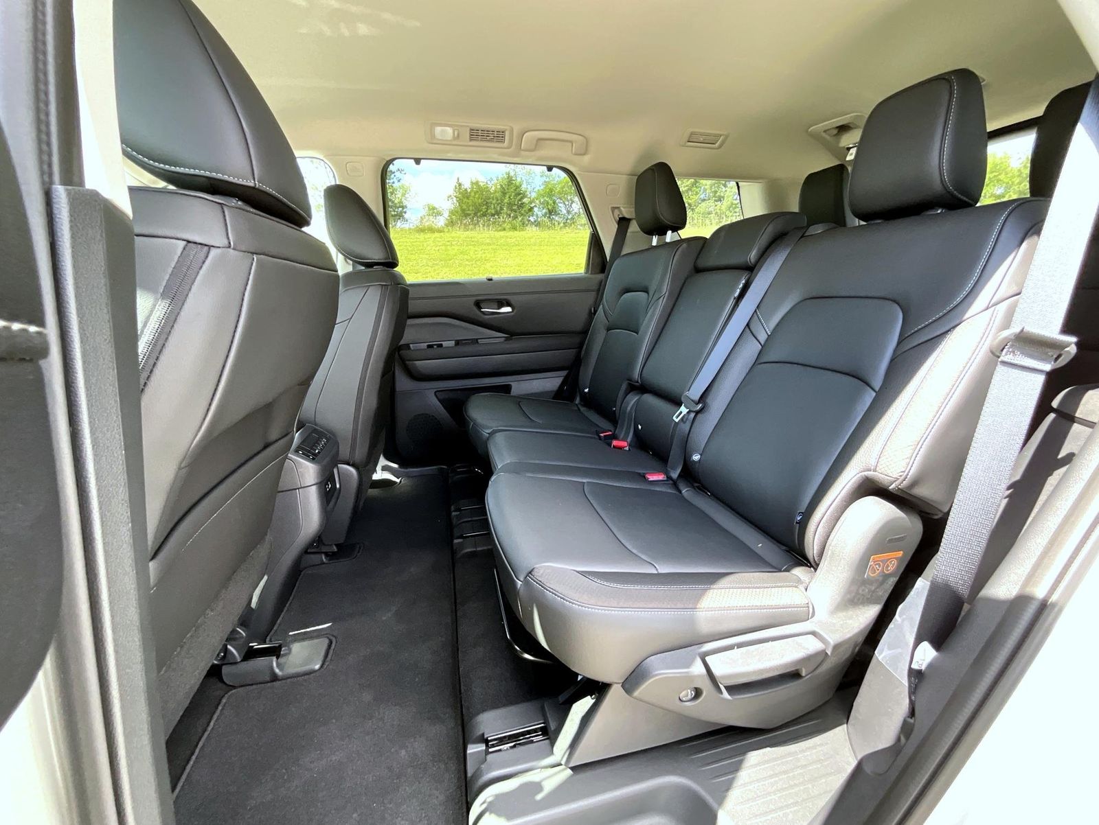 2025 Nissan Pathfinder SL photo 10