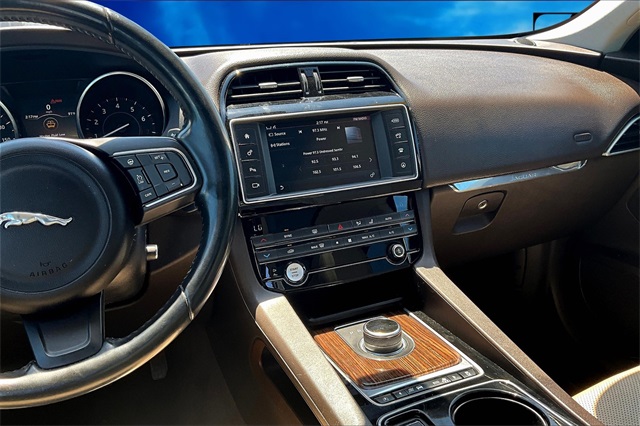 2017 Jaguar F-PACE Prestige photo 6