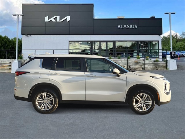 2023 Mitsubishi Outlander ES photo 5