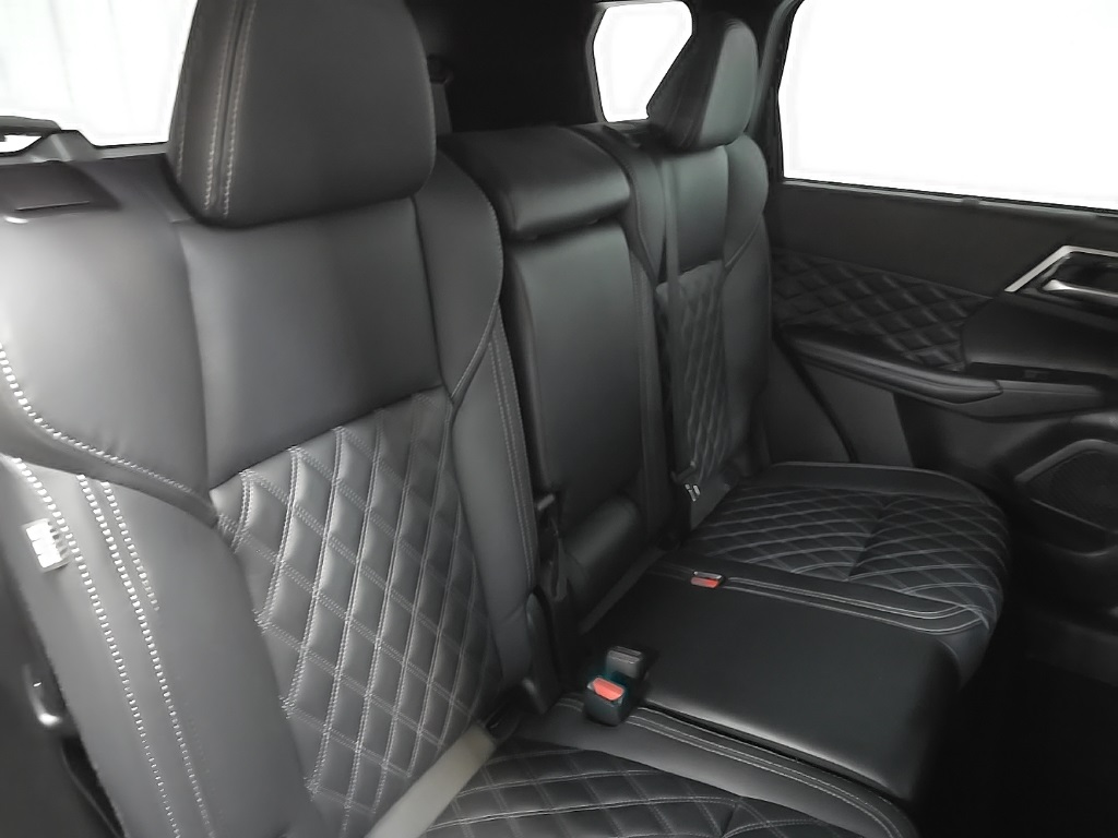 2023 Mitsubishi Outlander PHEV SEL photo 17