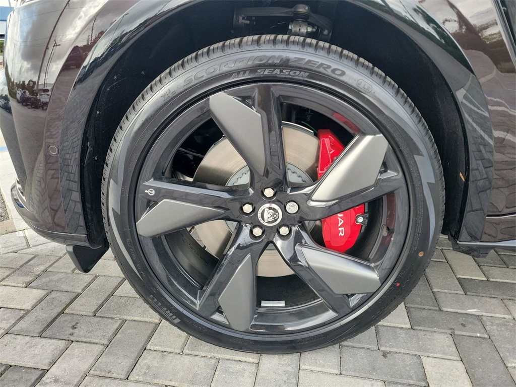 2026 Jaguar F-PACE SVR photo 9