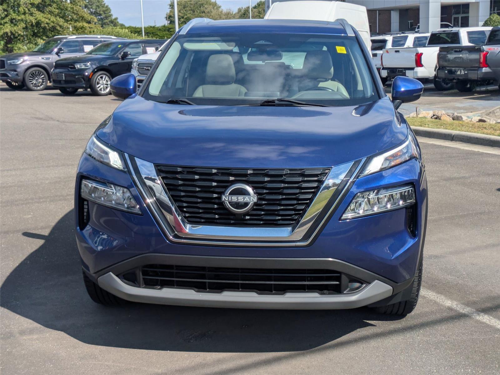 2022 Nissan Rogue SV photo 2