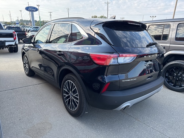 2021 Ford Escape Titanium photo 3