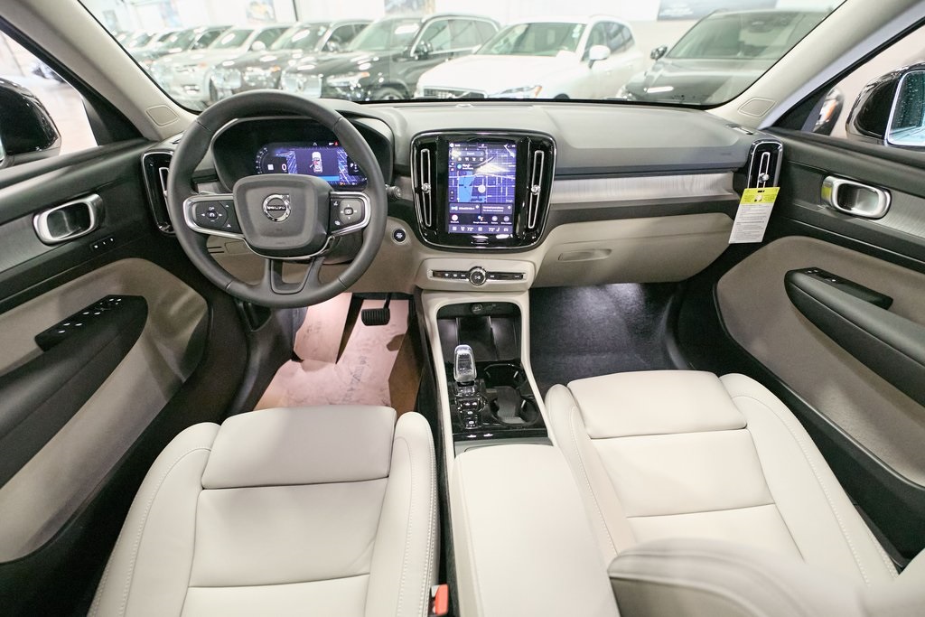 2026 VOLVO XC40 - Image 15