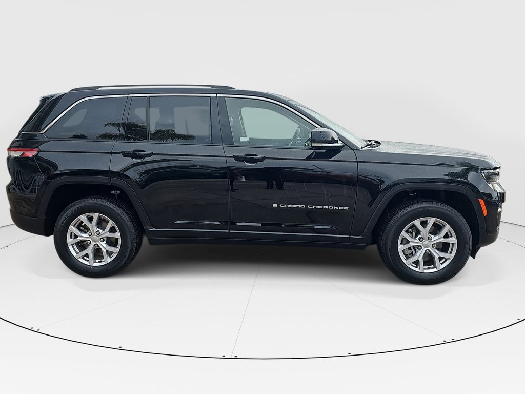 2022 Jeep Grand Cherokee Limited photo 2