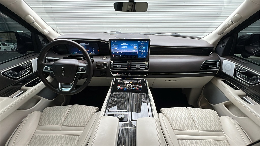 2024 Lincoln Navigator Black Label photo 3