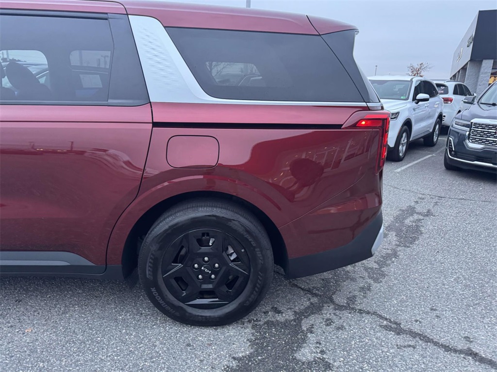 2025 Kia Carnival LXS photo 3