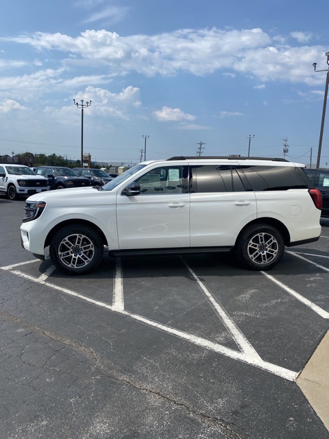 2025 Ford Expedition photo 4
