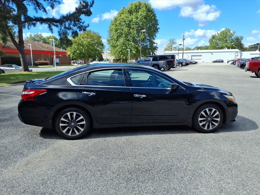 2017 Nissan Altima 2.5 SV photo 2