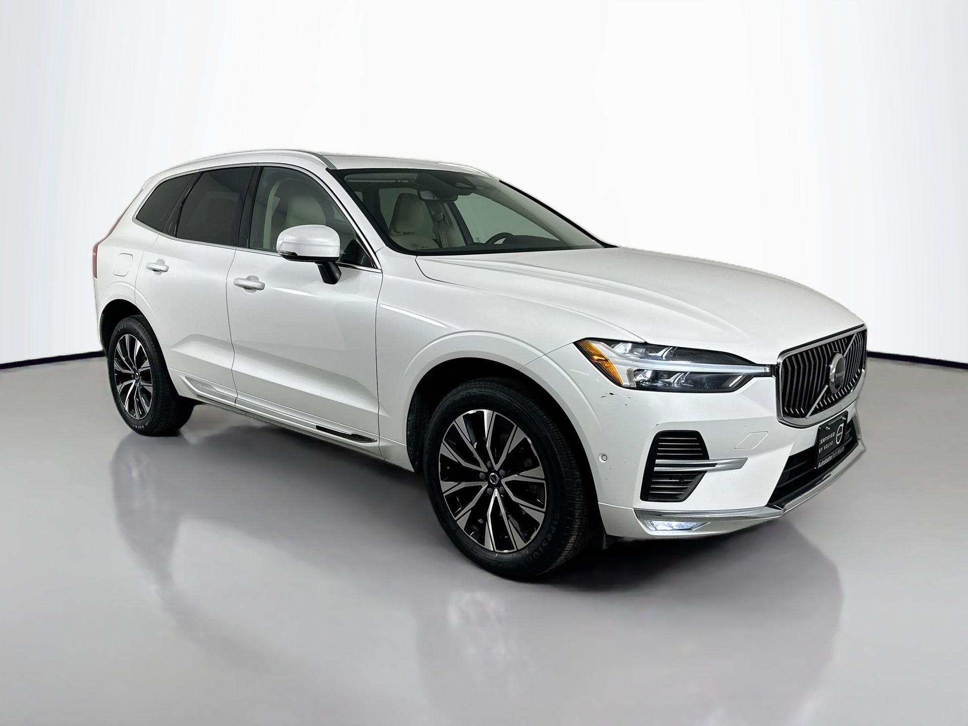 2023 Volvo XC60 B5 Plus photo 3