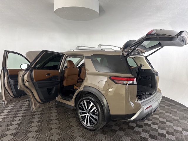 2023 Nissan Pathfinder Platinum photo 14