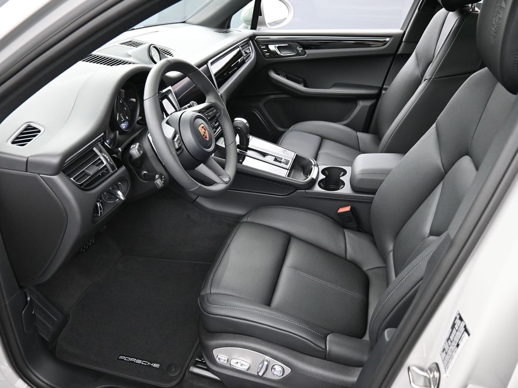2026 Porsche Macan T photo 3
