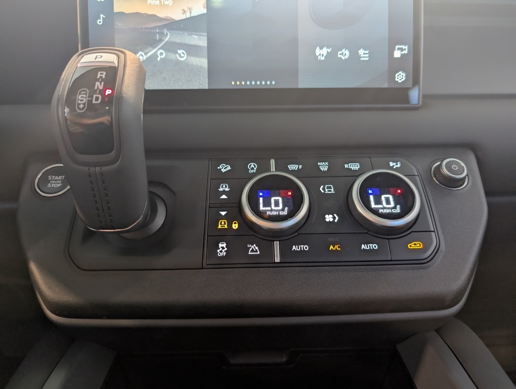 2025 Land Rover Defender 130 X-Dynamic SE photo 22