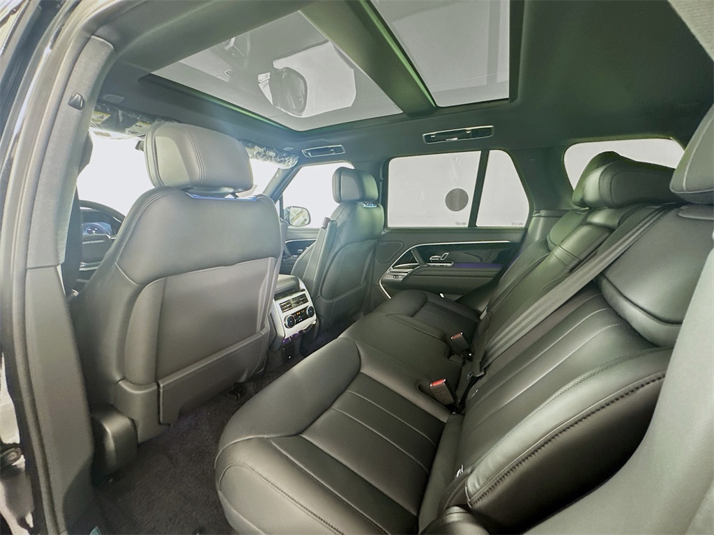 2025 Land Rover Range Rover SE photo 24