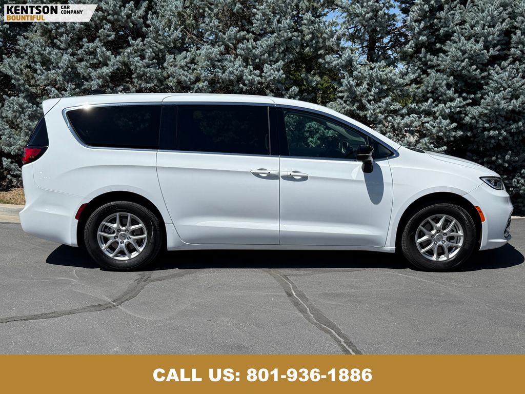 2024 Chrysler Pacifica Touring L photo 10