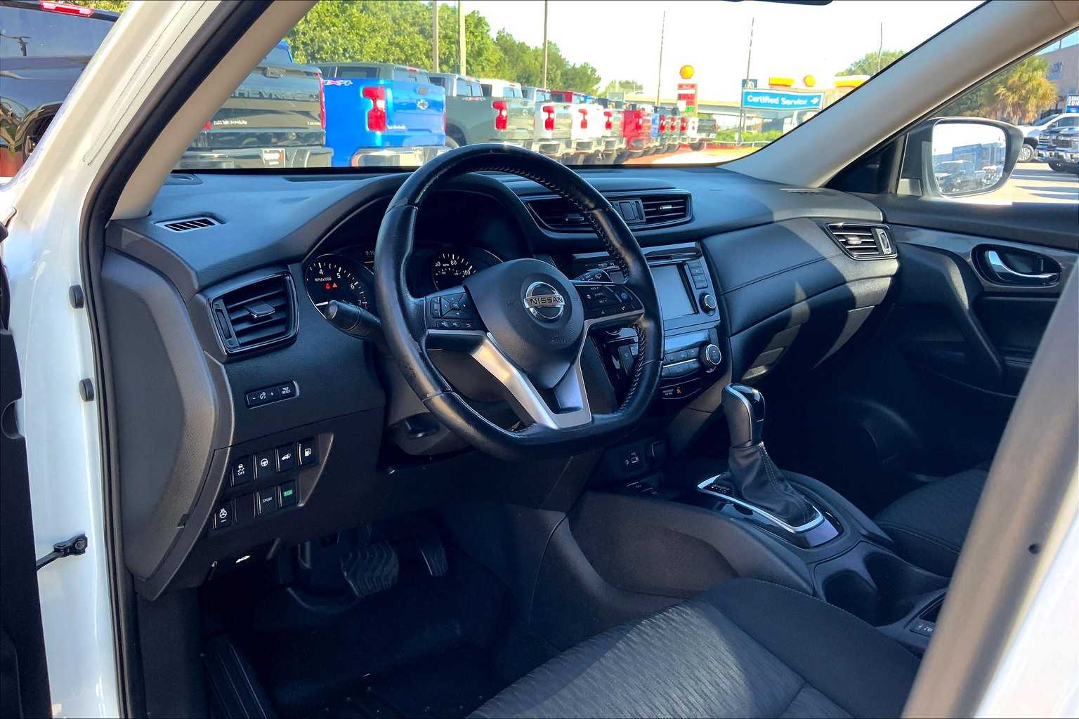 2020 Nissan Rogue SV photo 17