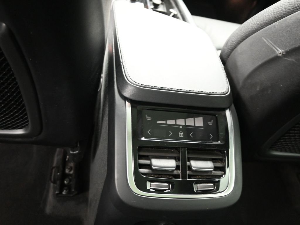 2023 Volvo XC90 T8 Plus photo 10
