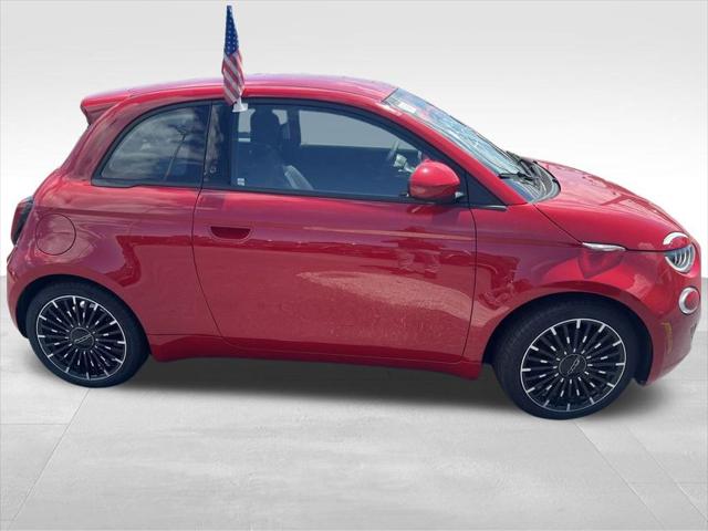 2024 Fiat 500e Red photo 14