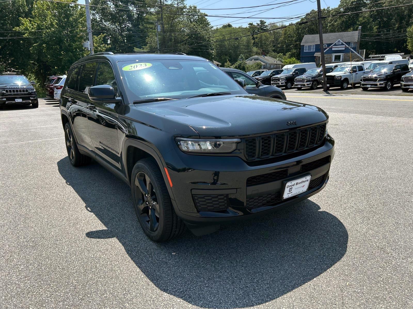 2023 Jeep Grand Cherokee Altitude photo 3