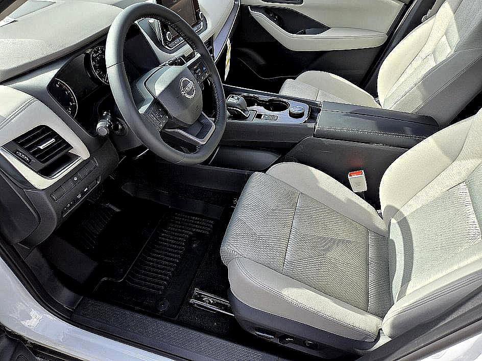 2025 Nissan Rogue SV photo 8