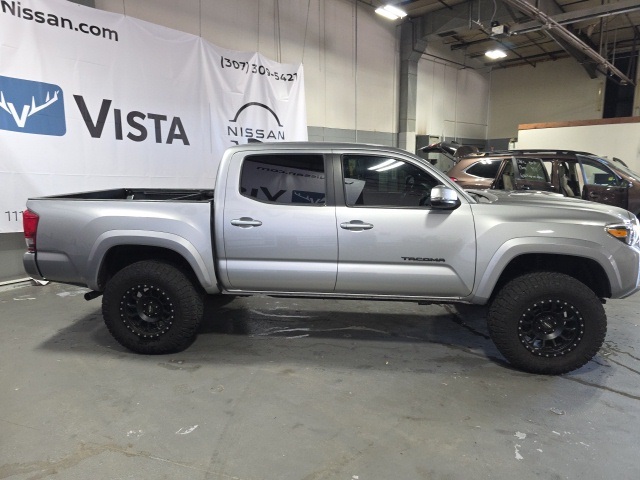 2017 Toyota Tacoma TRD Sport photo 2
