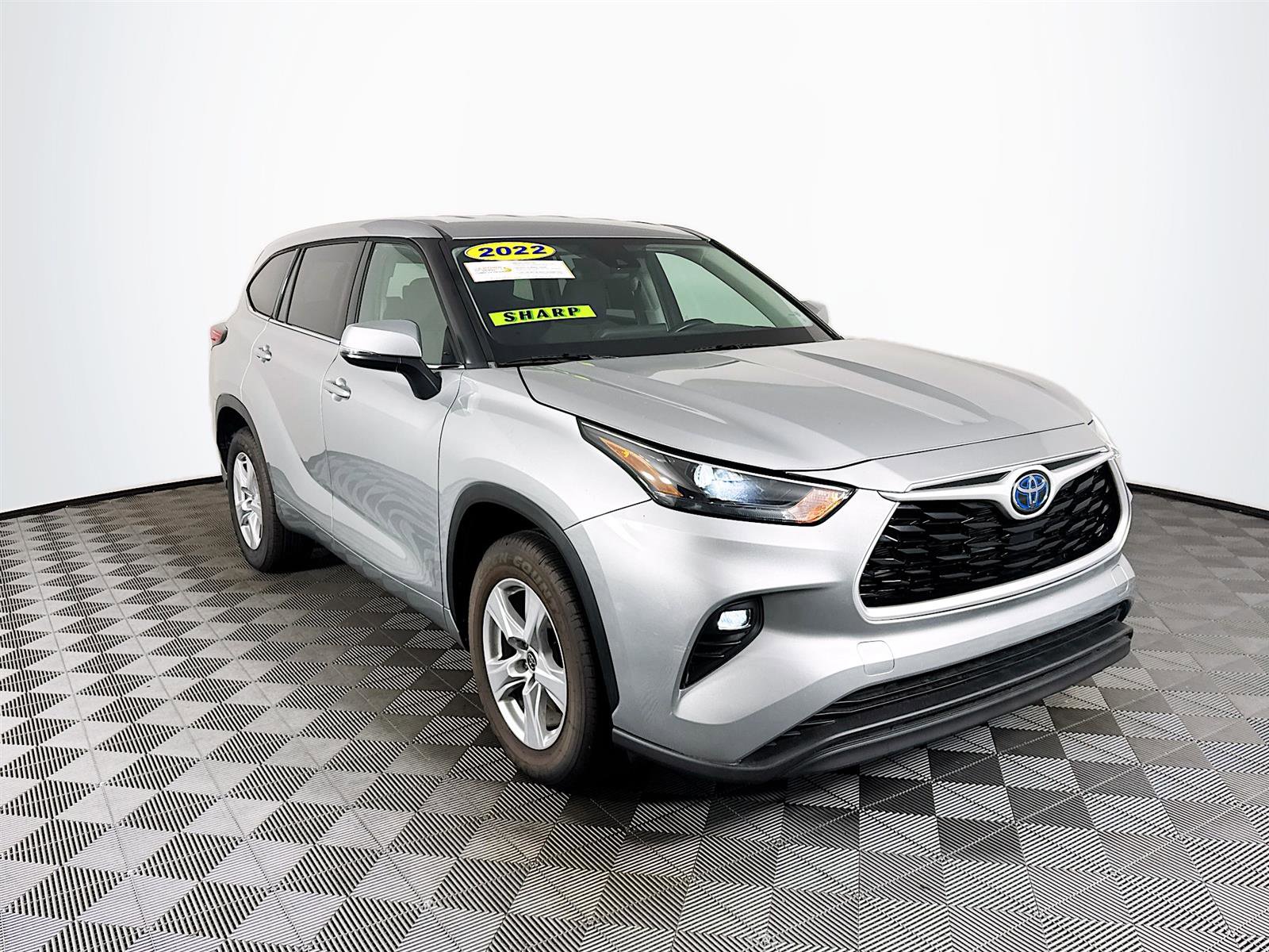 2022 Toyota Highlander Hybrid LE photo 3