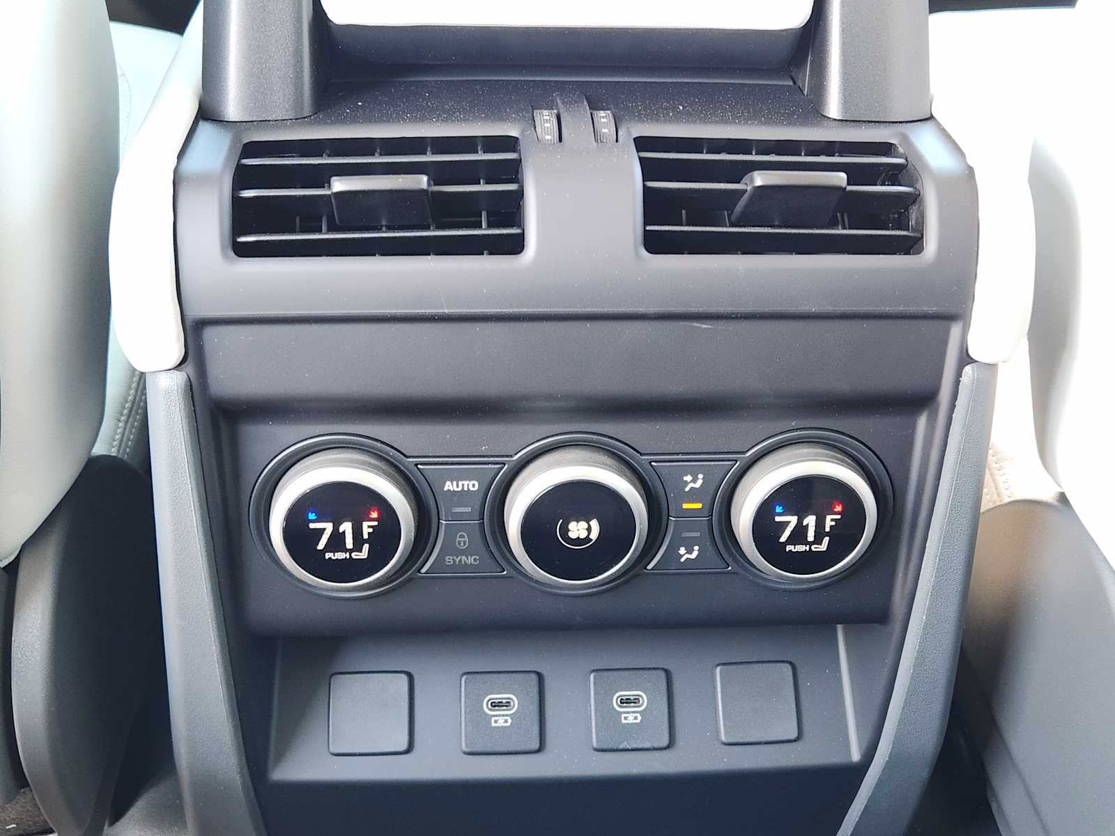 2025 Land Rover Defender 110 X-Dynamic SE photo 25